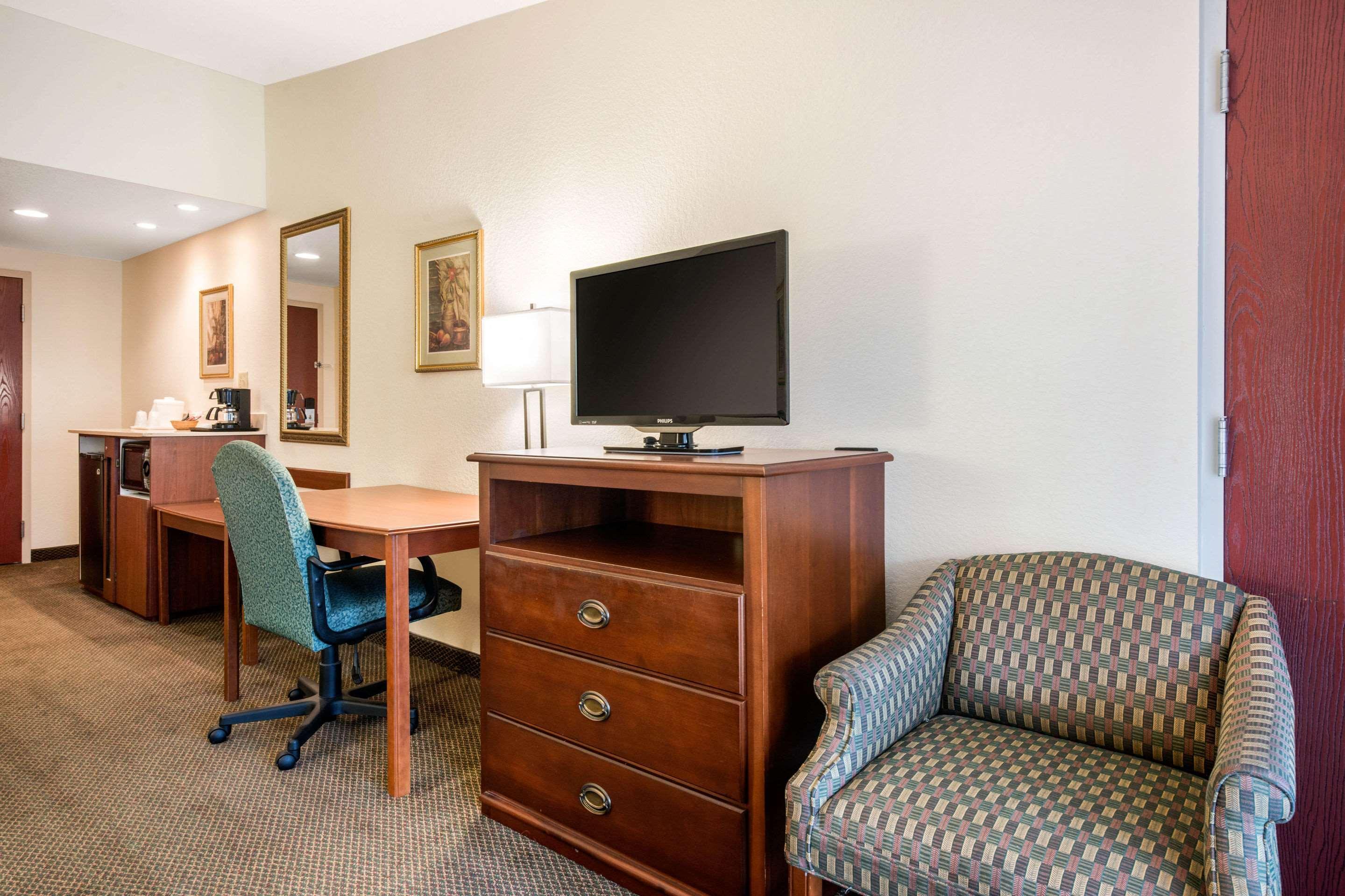 Quality Inn & Suites Tarpon Springs South Екстериор снимка