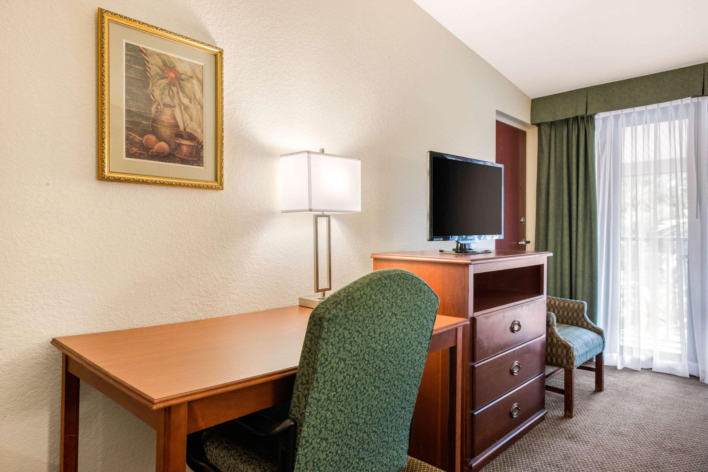 Quality Inn & Suites Tarpon Springs South Екстериор снимка