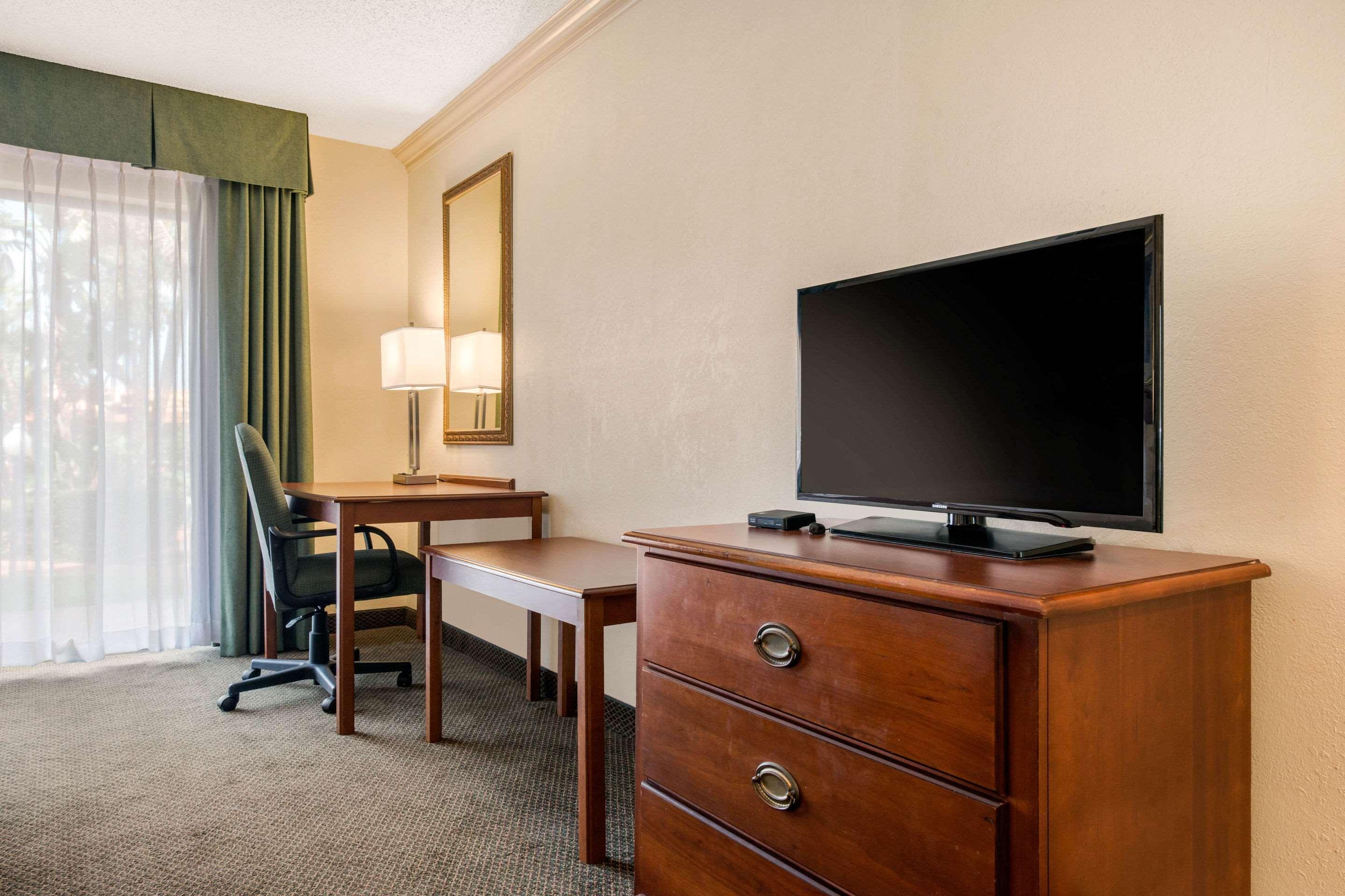 Quality Inn & Suites Tarpon Springs South Екстериор снимка