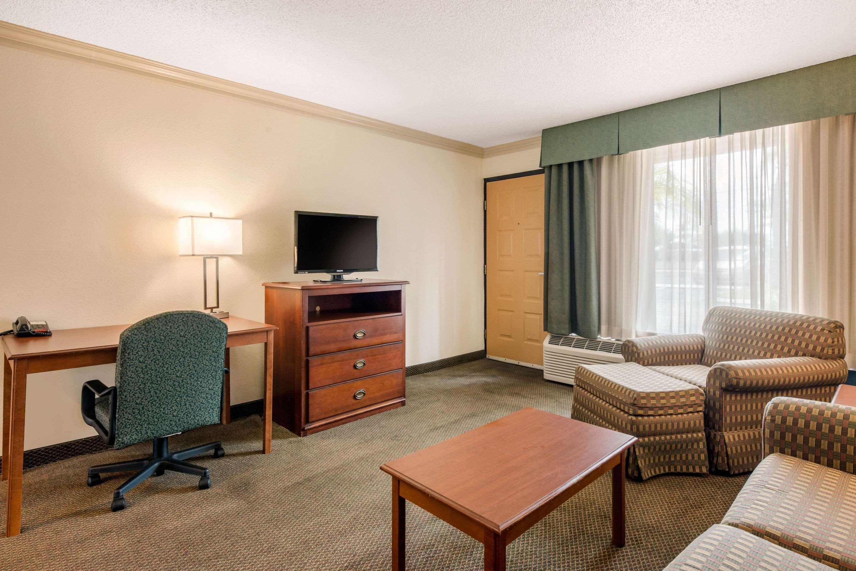 Quality Inn & Suites Tarpon Springs South Екстериор снимка