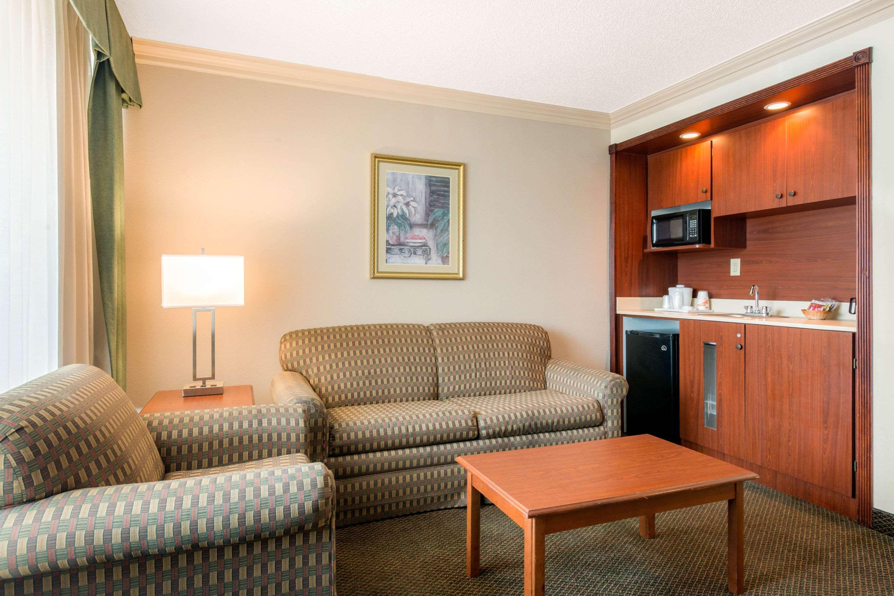 Quality Inn & Suites Tarpon Springs South Екстериор снимка
