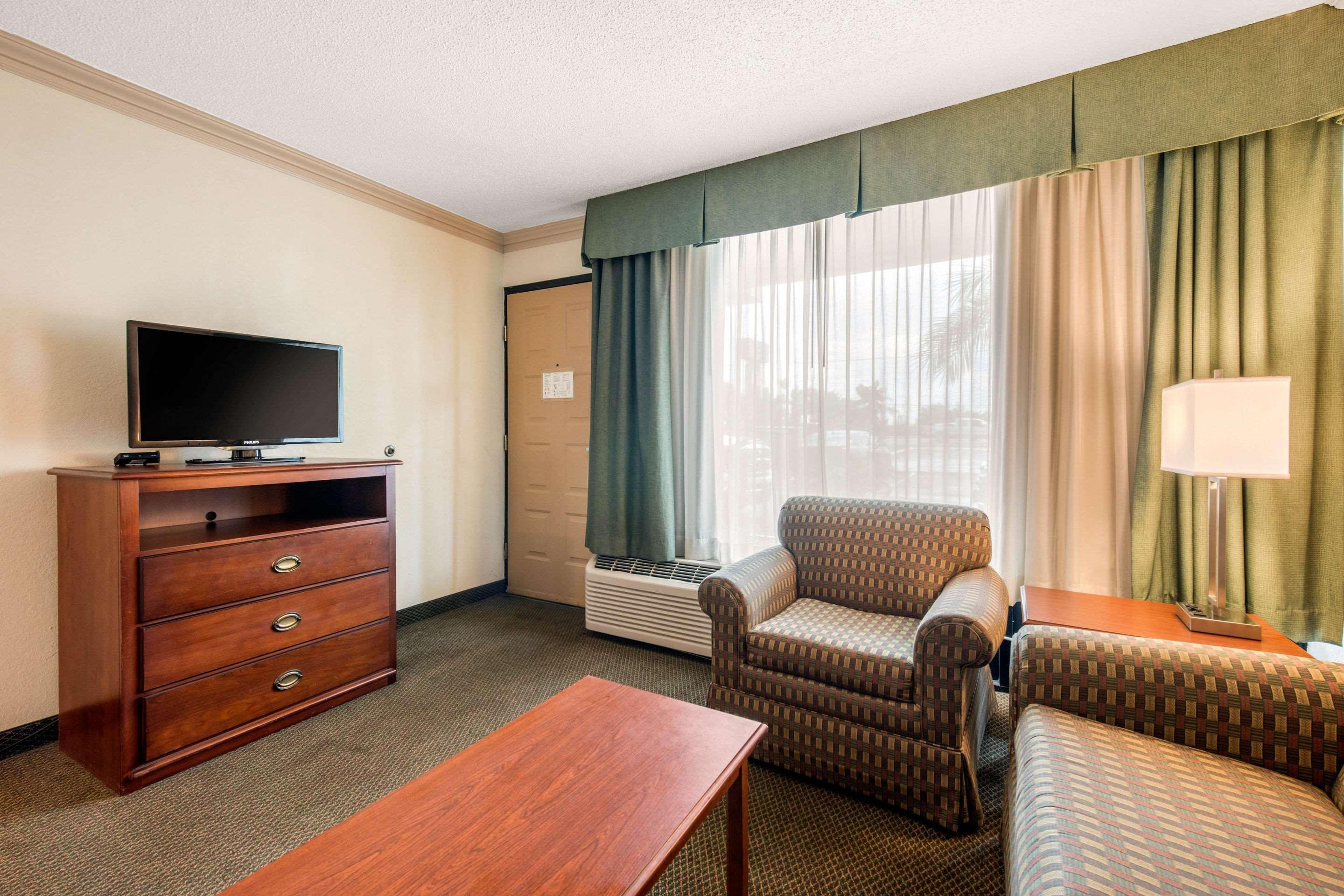 Quality Inn & Suites Tarpon Springs South Екстериор снимка