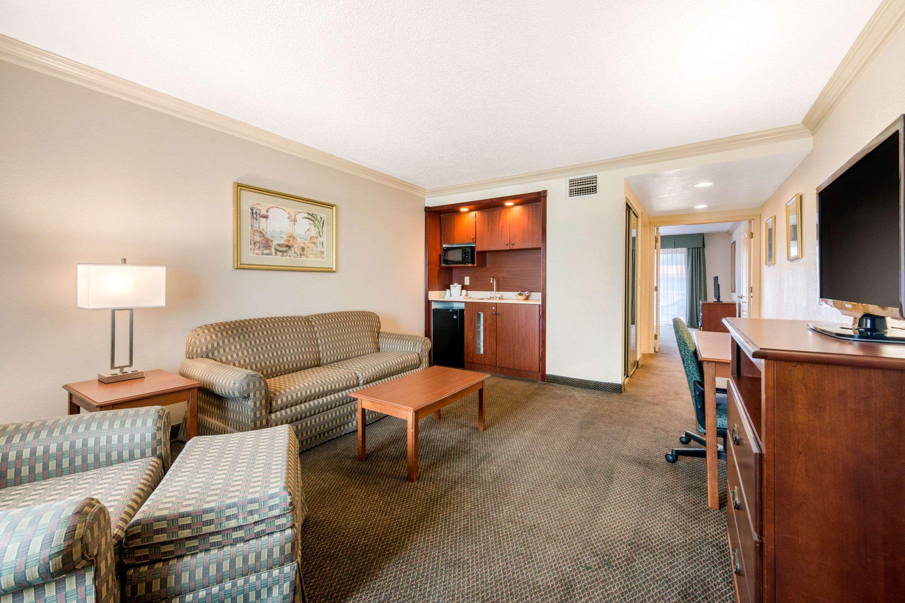 Quality Inn & Suites Tarpon Springs South Екстериор снимка